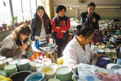 昨日，游客在觀看景泰藍(lán)制作。