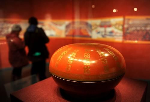 1月15日，清宮舊藏“燕喜同和”款礬紅地金彩雙“喜”字圓盒在首都博物館展出。新華社記者 羅曉光 攝