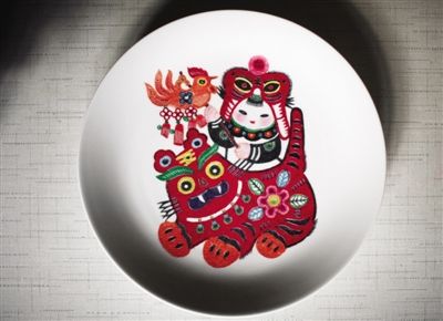 具有剪紙風(fēng)格的刻瓷作品。