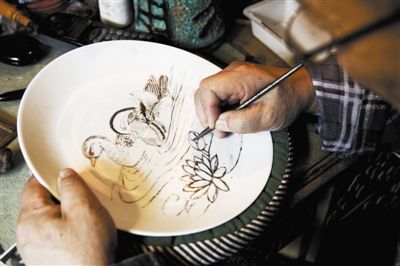 用鉆石刀刻瓷就像用畫筆作畫一樣，“持刀如持筆”。