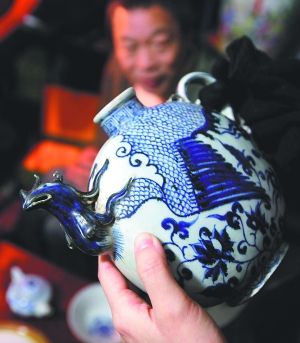 “樊家井”是景德鎮(zhèn)中低端仿品生產(chǎn)和批發(fā)基地，圖為仿元青花鳳首壺。